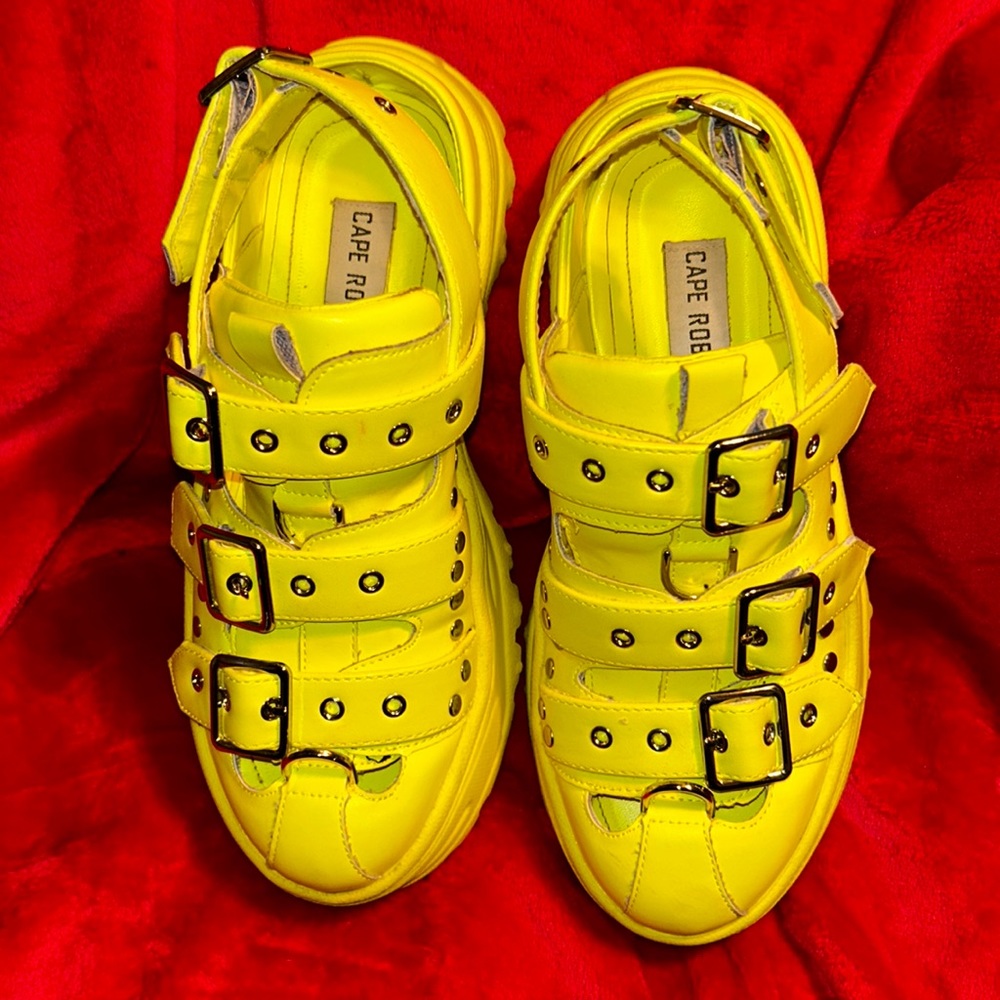 💛Neon Yellow Cape Robbin Cardi Sling back Buckle